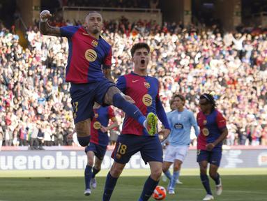 Pemain Barcelona, Raphinha (kiri) melakukan selebrasi setelah mencetak gol ke gawang Celta Vigo dalam laga lanjutan Liga Spanyol 2024/2025 di Estadi Olimpic Lluis Companys, Barcelona, Spanyol, Sabtu (19/04/2025). (AP Photo/Joan Monfort)