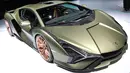 Supercar hybrid Lamborghini Sian dipamerkan perdana dalam IAA Auto Show di Frankfurt, Jerman, Rabu (11/9/2019). Supercar Lamborghini Sian ini diberi kode Sian FKP 37 sebagai tanda penghormatan atas berpulangnya mantan bos VW, Ferdinand K Piech pada 25 Agustus 2019 lalu. (Daniel ROLAND/AFP)