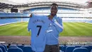 Raheem Sterling sudah resmi bergabung dengan Manchester City. Hari pertamanya di isi dengan mengunjungi Stadion Etihad. (Twitter.com)