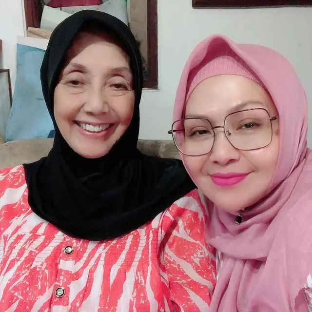 6 Potret Terbaru Artis Senior Nani Wijaya, Masih Bugar di Usia 78 Tahun
