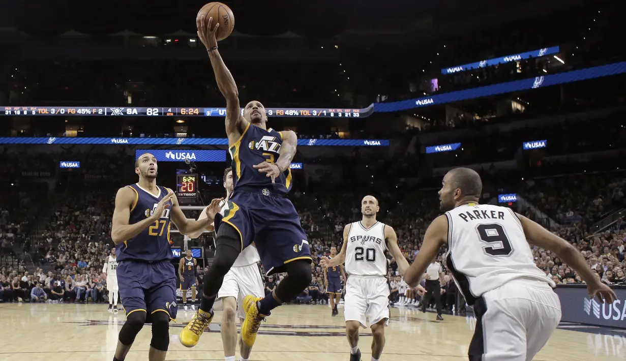 Pemain Utah Jazz, George Hill #3 mencetak poin saat melawan San Antonio Spurs pada laga NBA basketball game di AT&T Center, San Antonio, (1/10/2016). Utah menang 106-91. (AP/Eric Gay)