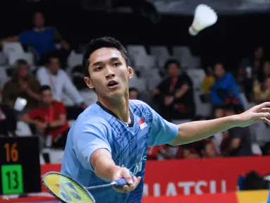 Tunggal putera Indonesia, Jonatan Christie mengembalikan kok saat melawan Son Wan Ho (Korea) pada babak pertama turnamen Indonesia Masters 2018 di Istora Senayan, Jakarta, Rabu (24/1). Jonatan kalah 15-21, 10-21. (Liputan6.com/Helmi Fithriansyah)
