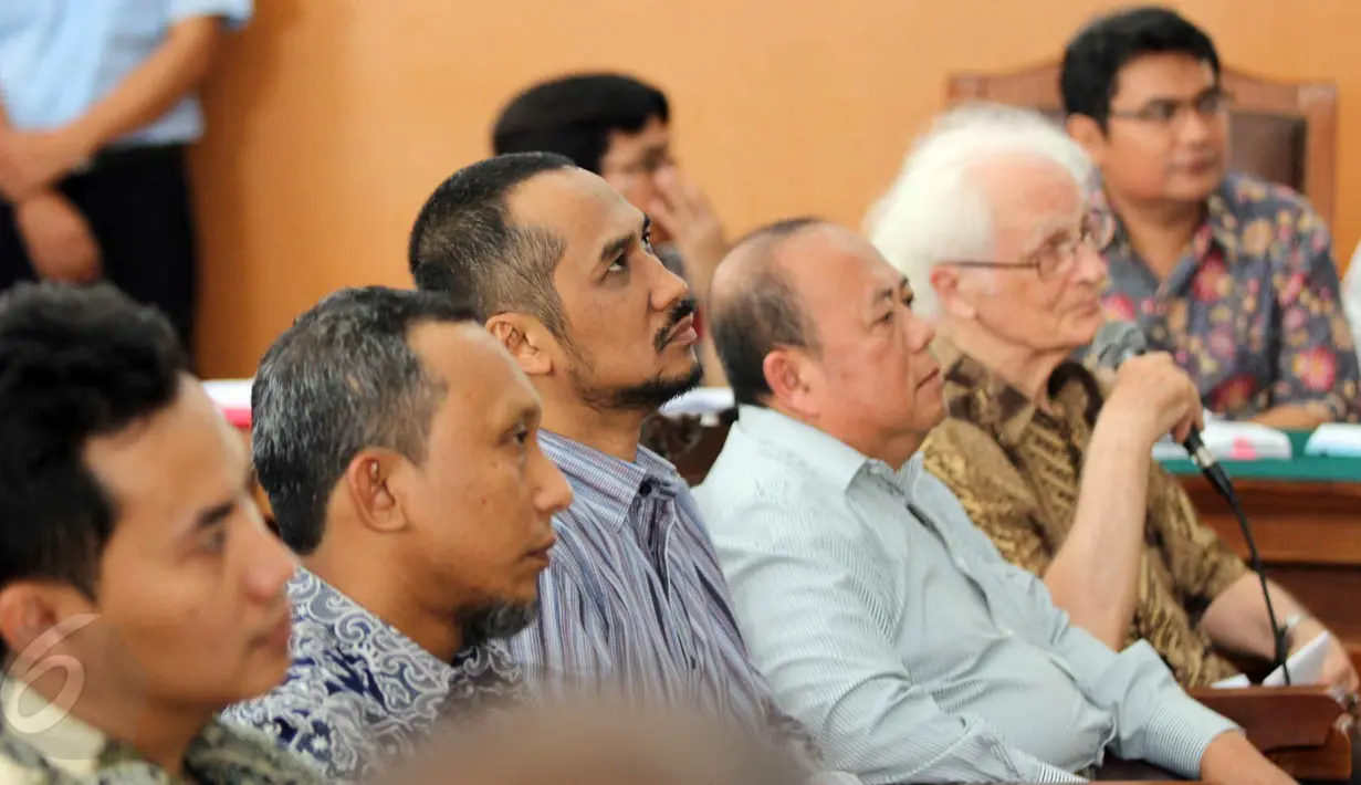 Abraham Samad (tengah) saat menjadi saksi  di sidang perdana praperadilan Novel Baswedan di Pengadilan Negeri Jakarta Selatan, Kamis (4/6/2015). (Liputan6.com/Helmi Afandi)