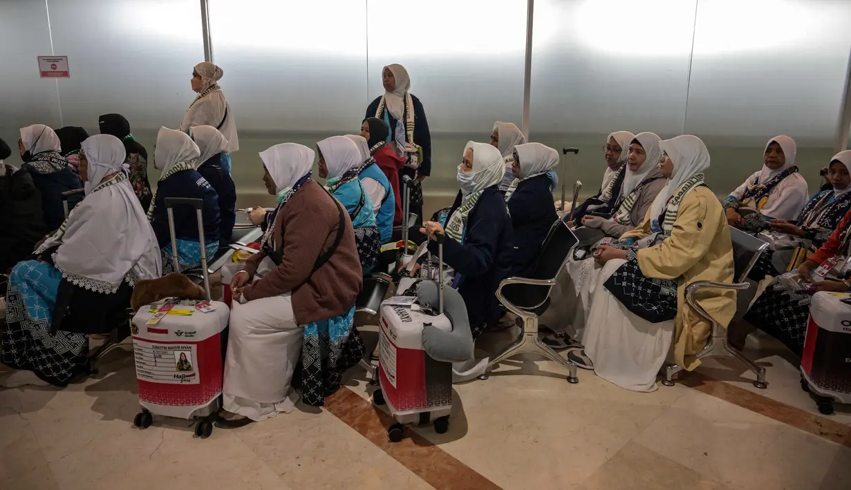 Jumlah tersebut dibagi ke dalam 116 kloter yang mencakup tiga wilayah provinsi, dengan rincian Jawa Timur sebanyak 42.409 jemaah, Bali 698 jemaah, dan Nusa Tenggara Timur (NTT) 516 jemaah. Tampak dalam foto, jemaah haji Indonesia menunggu waktu keberangkatan untuk melaksanakan ibadah haji tahunan, di Bandara Internasional Juanda, Sidoarjo, Jawa Timur, Rabu 22 April 2026. (JUNI KRISWANTO/AFP)
