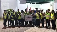 Aktif Kegiatan Kemanusiaan, Bonek Terima Bantuan Ambulans saat Laga Persebaya Vs Barito Putera di BRI Liga 1