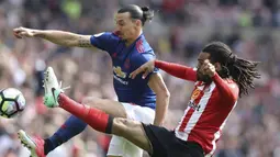 Aksi pemain Manchester United, Zlatan Ibrahimovic (kiri) berebut bola dengan pemain Sunderland, Jason Denayer pada lanjutan Premier League  Stadium of Light, Sunderland, (9/4/2017). Manchester United menang 3-0. (Owen Humphreys/PA via AP)