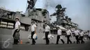 Sejumlah prajurit membawa perbekalan ke The Destroyer Bystriy atau Kapal perang penghancur Bystriy milik Rusia saat bersandar di Pelabuhan Tanjung Priok, Jakarta, Senin (28/12/2015). (Liputan6.com/Faizal Fanani)