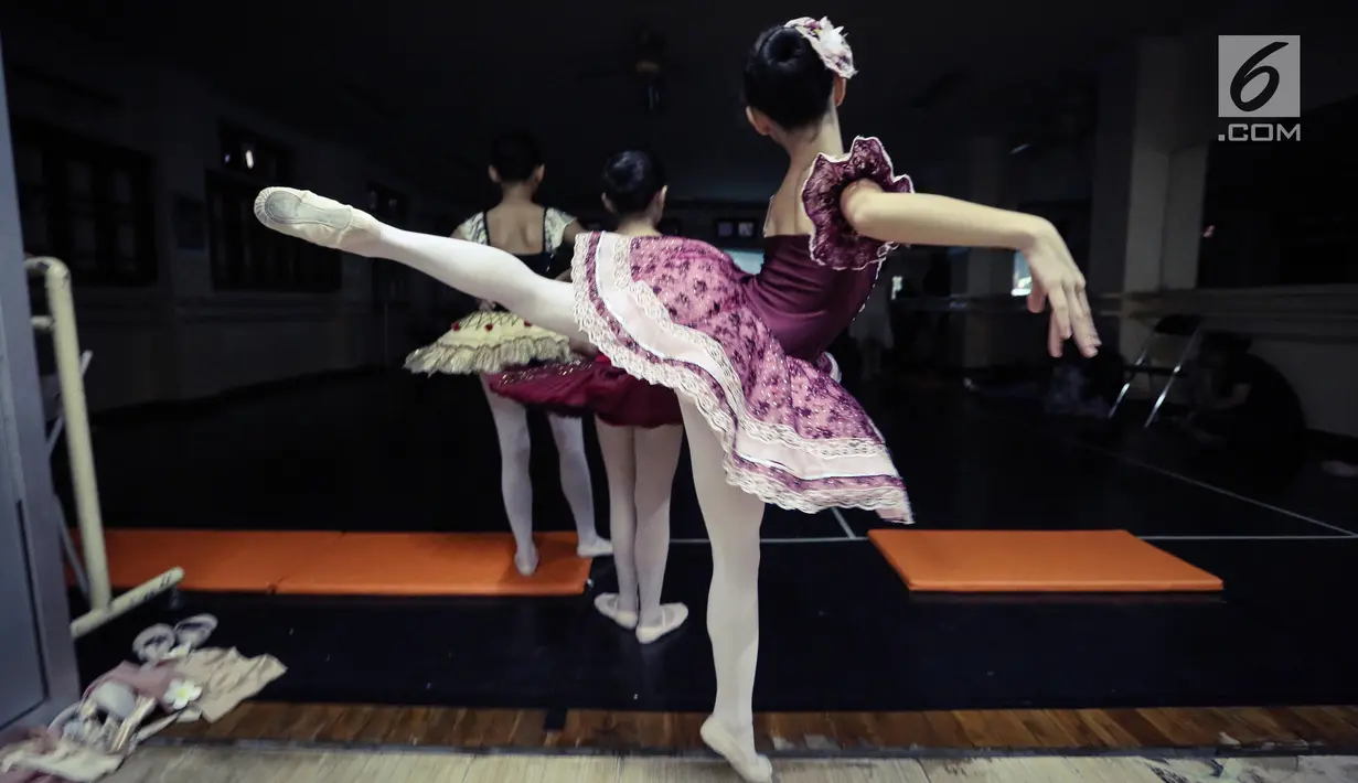 Penari balet sedang pemanasan sebelum latihan dancing for the future di Studio Namarina Ballet, Guntur, Jakarta. (Liputan6.com/Fery Pradolo)