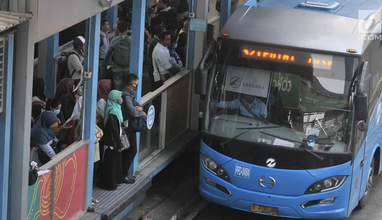Penumpang menunggu bus Transjakarta di halte Tosari, MH Thamrin, Jakarta, Kamis (26/7). Jumlah penumpang Transjakarta dari 790 ribu menjadi 877 ribu sejak diberlakukannya sistem ganjil genap di sejumlah ruas jalan Ibu Kota. (Merdeka.com/Iqbal S. Nugroho)