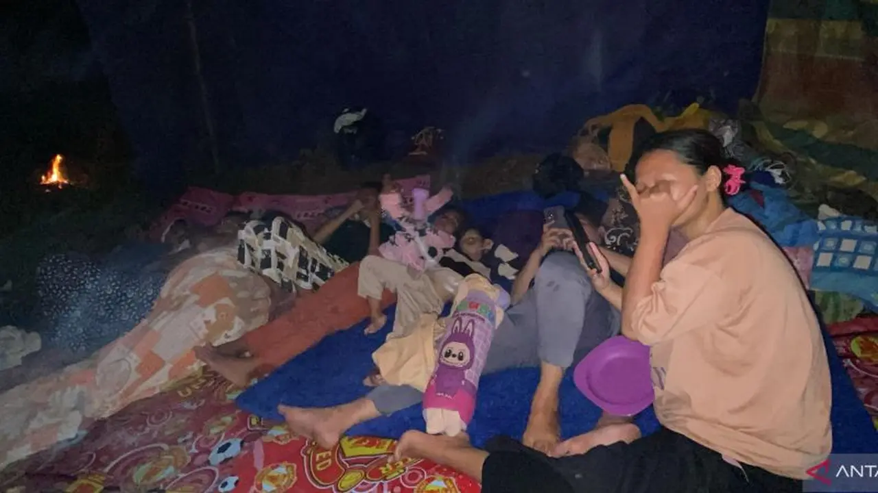 Sejumlah warga mengungsi ke daerah perbukitan di Batudaa Pantai, Kabupaten Gorontalo, Rabu (30/7/2025). (Ant)