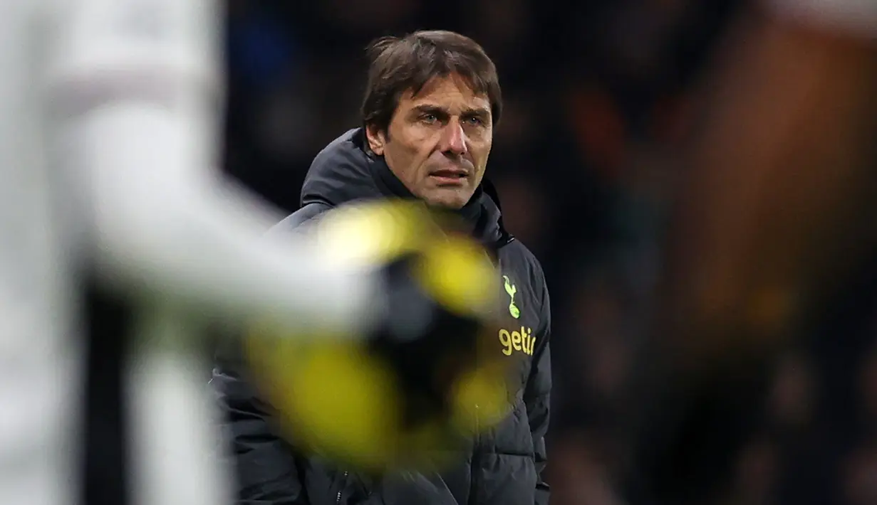 Conte menandatangani kontrak berdurasi tiga tahun yang menurut media Italia bernilai sekitar 8 juta euro per musim.  (Adrian DENNIS/AFP)