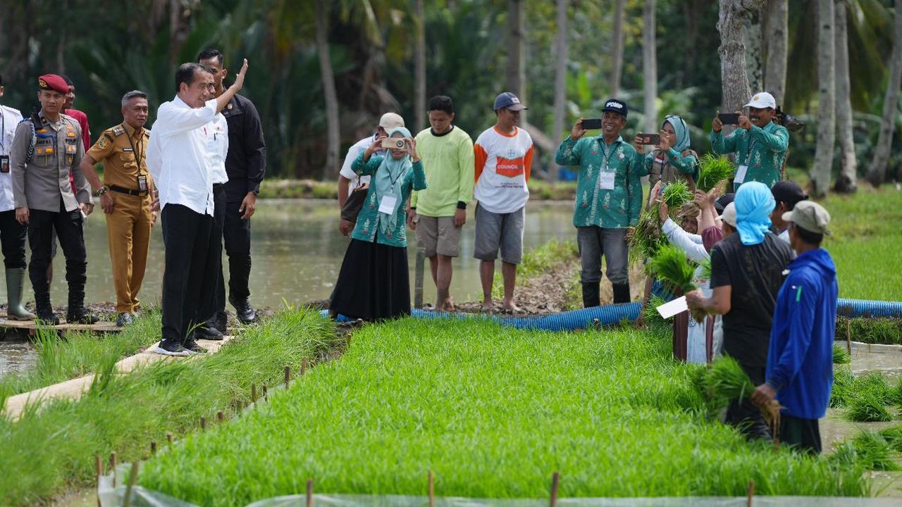 Jokowi mengaku saat ini bukan hanya Indonesia yang mengalami kekeringan, tetapi semua negara.