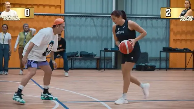 Denny Sumargo Tantang Istri Sandy Walsh Basket, Berujung Kalah. (credit: YouTube Pembasket Sombong Denny Sumargo)