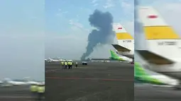 Asap hitam tampak membumbung akibat terbakarnya pesawat F-16 milik TNI AU di Lanud Halim Perdanakusuma, Jakarta, Kamis (16/4/2015).(twitter.com/GerryS)