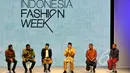 Ketua DPD Irman Gusman (ketiga kanan) dalam sebuah sesi perbincangan di seremoni pembukaan Indonesia Fashion Week (IFW) 2015 di Jakarta Convention Center, Kamis (26/2). (Liputan6.com/Panji Diksana)