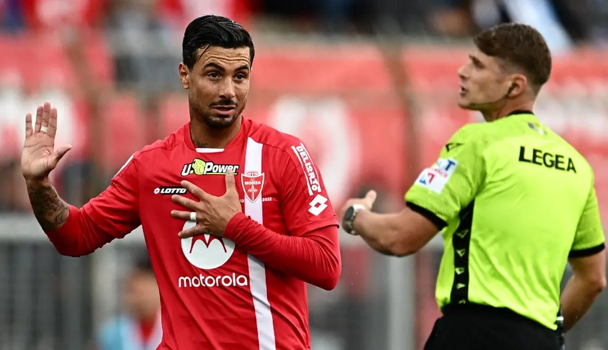 <p>Kendati demikian, Napoli gagal meruntuhkan benteng Monza yang diperkuat kiper Michele Di Gregorio dengan 7 penyelamatannya. (GABRIEL BOUYS/AFP)</p>