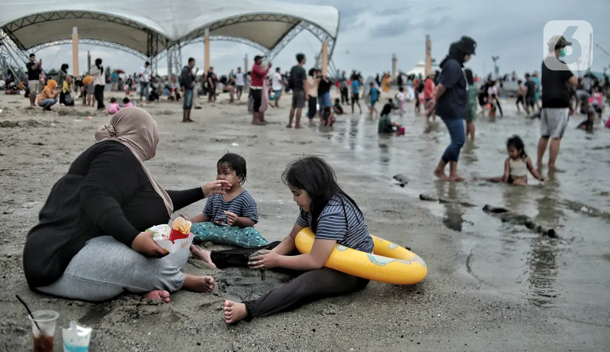 Wisatawan beristirahat saat mengisi libur Natal di Pantai Ancol, Jakarta, Minggu (25/12/2022). Kepala Komunikasi PT Pembangunan Jaya Ancol Ariyadi Eko Nugroho mengungkapkan per hari ini jumlah wisatawan di Taman Impian Jaya Ancol tembus 40.000, angka tersebut meningkat dua kali lipat dibanding libur hari biasa maupun Natal tahun 2021. (merdeka.com/Iqbal S. Nugroho)