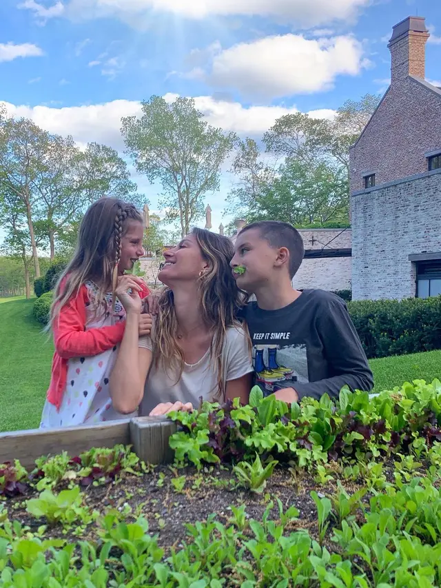 Gisele Bundchen dan anak-anaknya. (Instagram/ gisele - https://www.instagram.com/p/ByVH-5nAN4c/)
