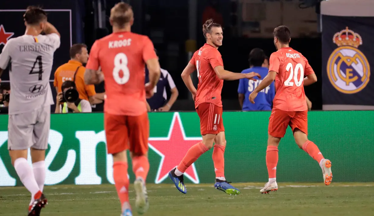 Pemain depan Real Madrid, Gareth Bale (dua kanan) melakukan selebrasi bersama Marco Asensio (kanan) usai mencetak gol ke gawang AS Roma dalam International Champions Cup (ICC) di New Jersey, AS, Selasa (7/8). (AP Photo/Julio Cortez)
