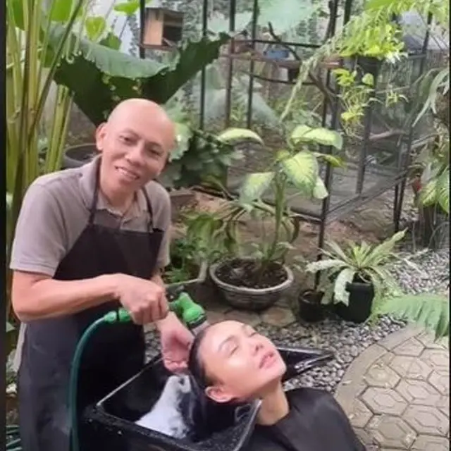 Bukan di Salon, Yuni Shara Keramas di Halaman Rumah Pakai Selang Air
