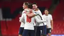 Para pemain Inggris merayakan gol yang dicetak oleh Mason Mount ke gawang Belgia pada laga UEFA Nations League di Stadion Wembley, Minggu (11/10/2020). Inggris menang dengan skor 2-1. (Neil Hall/Pool via AP)