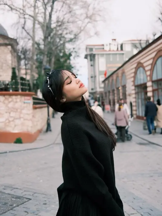 Fuji tampil chic dengan oversized turtleneck hitam, bisa jadi inspirasi liburan yang simpel dan tetap stand out. [Foto: Instagram/fuji_an]