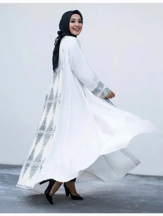 Sebelumnya, Laudya Chintya Bella telah bernazar menutup aurat setelah resmi menjadi istri. Tapi setelah menjalankan ibadah umrah, lantas ia ingin cepat-cepat menutup auratnya. (dok. Intagram)