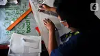 Pekerja mendesain salah satu produk fashion di workshop Torch, di Bandung, Jawa Barat, Sabtu (24/04/2021). Start-Up fashion ini mampu bertahan bahkan berkembang di saat pandemi dengan memaksimalkan strategi pemasaran online melalui e-comers. (Liputan6.com/Pool)