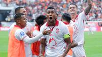 Pemain Malut United merayakan gol yang dicetak oleh Yance Sayuri ke gawang Persija Jakarta pada laga pekan ke-3 BRI Super League di Jakarta International Stadium, Sabtu (23/8/2025) sore WIB. (Bola.com/Abdul Aziz)