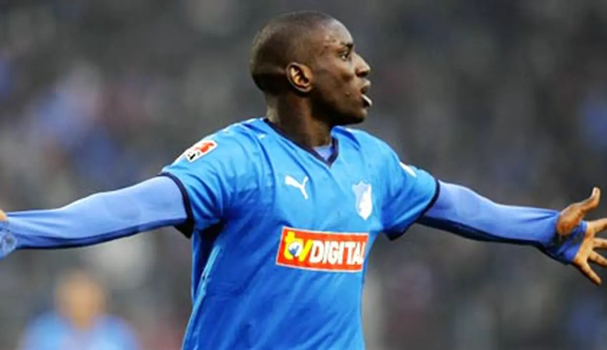 Hoffenheim's striker Demba Ba celebrates scoring during German Bundesliga match VfB Stuttgart vs TSG 1866 Hoffenheim in the city of Stuttgart on February 21, 2009. AFP PHOTO/SASCHA SCHUERMANN