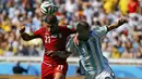 Gelandang Iran, Ashkan Dejagah (kiri), berusaha melewati hadangan Pablo Zabaleta (Argentina) saat berlaga di babak penyisihan Piala Dunia Grup F di Stadion Mineirao, Belo Horizonte, Brasil (21/6/2014). (REUTERS/Kai Pfaffenbach)