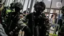 Polisi berjaga di lokasi bekas Sekretariat Markas Front Pembela Islam di Petamburan, Jakarta, Selasa (27/4/2021). Berdasarkan keterangan polisi, Munarman diduga menggerakkan orang lain untuk melakukan tindak pidana terorisme. (Liputan6.com/Faizal Fanani)