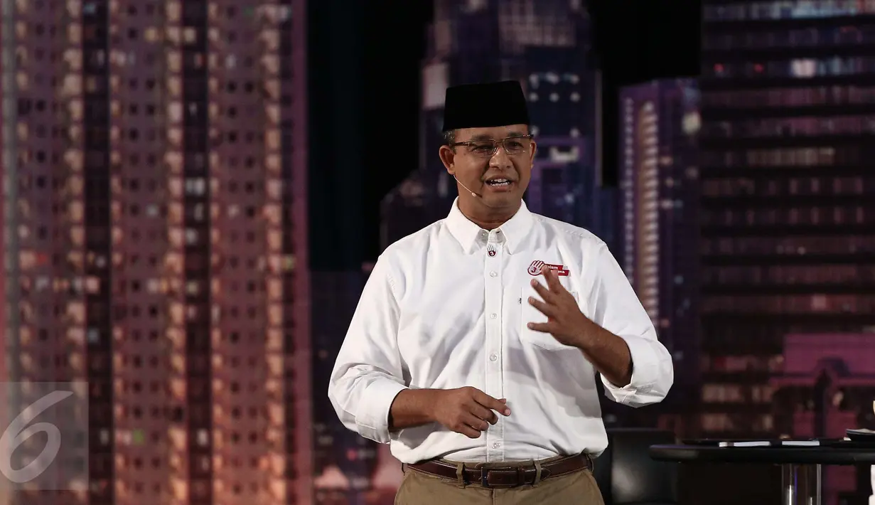 Ekspresi Anies Baswedan memaparkan visi misi pada debat perdana Cagub DKI Jakarta di Bidakara, Jakarta, Jumat (13/1). Anies mengatakan pembangunan daerah pinggir kali bukan dengan menggusur warga begitu saja. (Liputan6.com/Faizal Fanani)