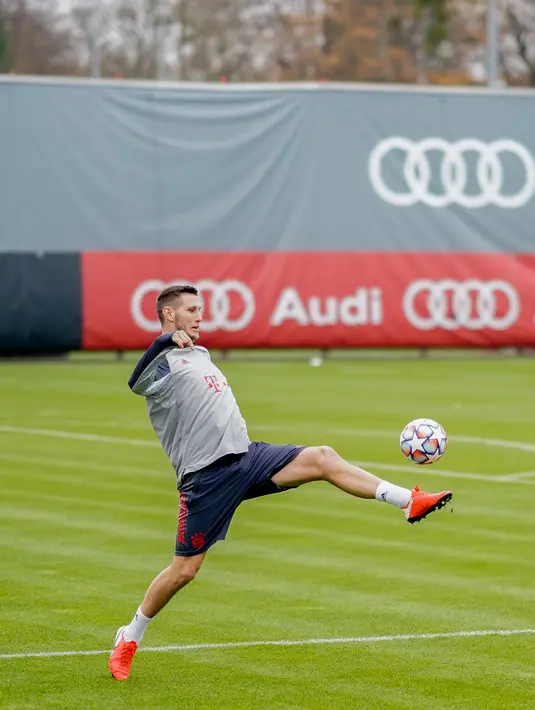 Bek Bayern Munchen, Niklas Suele mengontrol bola saat mengikuti sesi latihan tim di Munich, Jerman selatan (24/11/2020). Munchen akan bertanding melawan Salzburg pada Grup A Liga Champions di Allianz Arena. (AFP/Marco Donato)