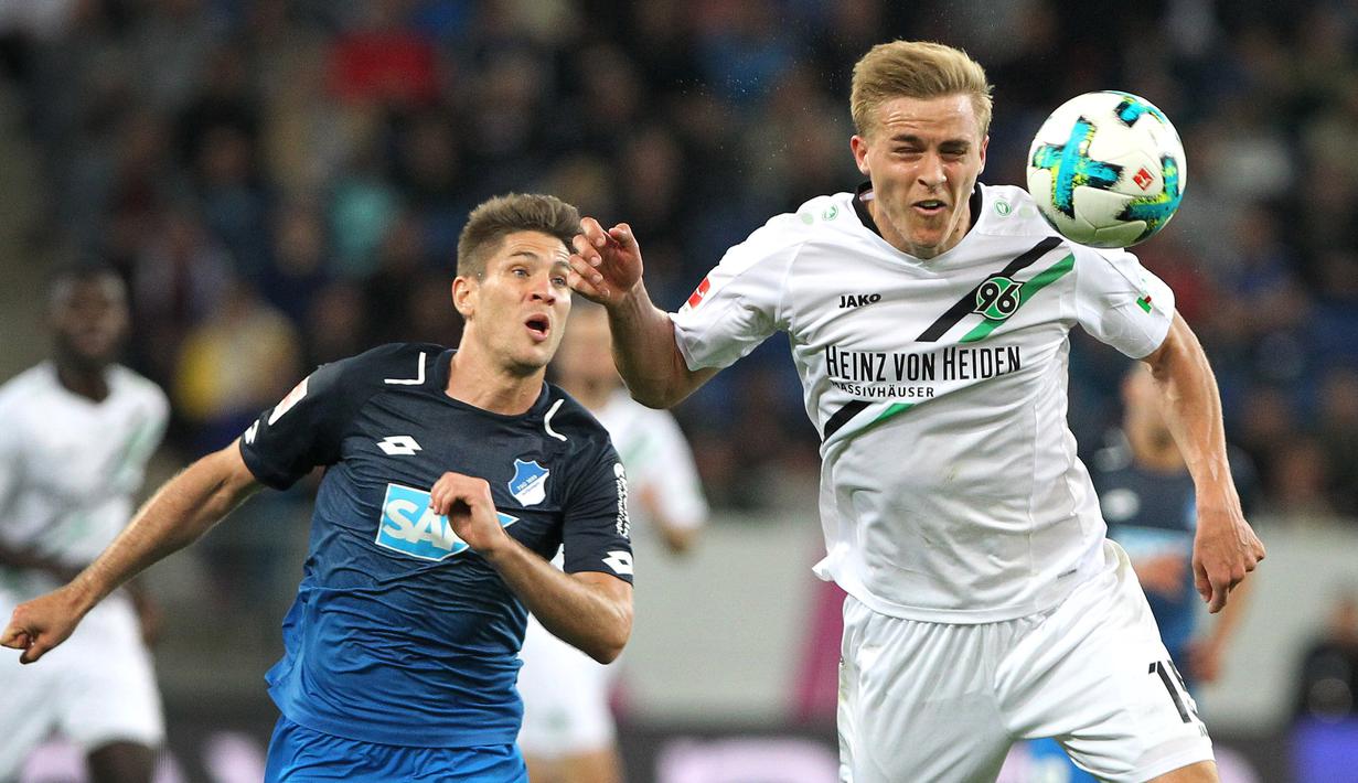 6. Timo Hubers (Hannover) - Bek 23 tahun ini diumumkan oleh pihak klub terinfeksi Covid-19. Pemain asal Jerman itu dinyatakan terjangkit Corona setelah menghadiri acara bersama temannya yang kemudian juga dinyatakan positif Corona. (AFP/Daniel Roland)