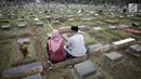 Sejumlah umat muslim berdoa di makam keluarga saat ziarah kubur di Tempat Pemakaman Umum (TPU) Menteng Pulo, Jakarta, Minggu (28/4/2019). Sepekan menjelang datangnya bulan Ramadan, banyak masyarakat melakukan ziarah kubur mendoakan mendiang keluarga dan kerabat mereka. (Liputan6.com/Faizal Fanani)