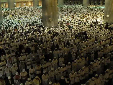 Puluhan ribu peserta demo 2 Desember menunaikan ibadah salat subuh berjamaah di Masjid Istiqlal, Jakarta, Jumat (2/12). Mereka kebanyakan telah tiba di Masjid Istiqlal sejak malam hari. (Liputan6.com/Gempur M Surya)