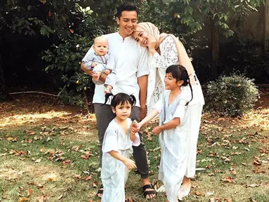 Momen lebaran tahun ini keluarga Fanny Fabriana & Zacky Badrudin makin ramai dengan kehadiran anak ketiga mereka Dylan Arrayan. Selain harmonis keluarga kecil Fanny dan Zacky juga selalu tampil kompak diberbagai kesempatan.(Liputan6.com/IG/fannyfabriana)