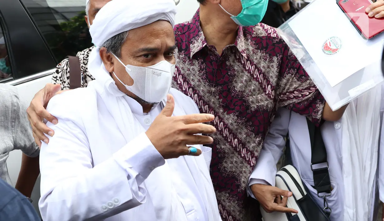 Rizieq Shihab saat tiba di Mapolda Metro Jaya, Jakarta, Sabtu (12/12/2020). Rizieq Shihab akan menjalani pemeriksan sebagai tersangka penghasutan dan kerumunan di tengah pandemi Covid-19. (Liputan6.com/Helmi Fithriansyah)
