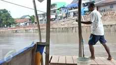 Mami (35) warga asli Kampung Pulo, Jatinegara, Jakarta Timur, merupakan generasi ke-2 penarik perahu eretan di kali Ciliwung yang memisahkan kampungnya dengan Bukit Duri, Jakarta Selatan, Rabu (28/12). (Liputan6.com/Yoppy Renato)