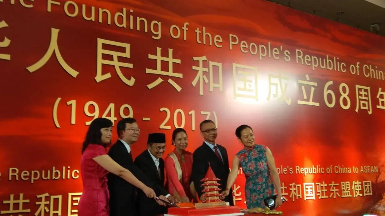 PLT Dubes China Sun Weide ditemani oleh Mantan Presiden RI ke-3 B.J Habibie dan Menteri BUMN Rini Soemarno (Liputan6.com/Teddy Tri Setio Berty)