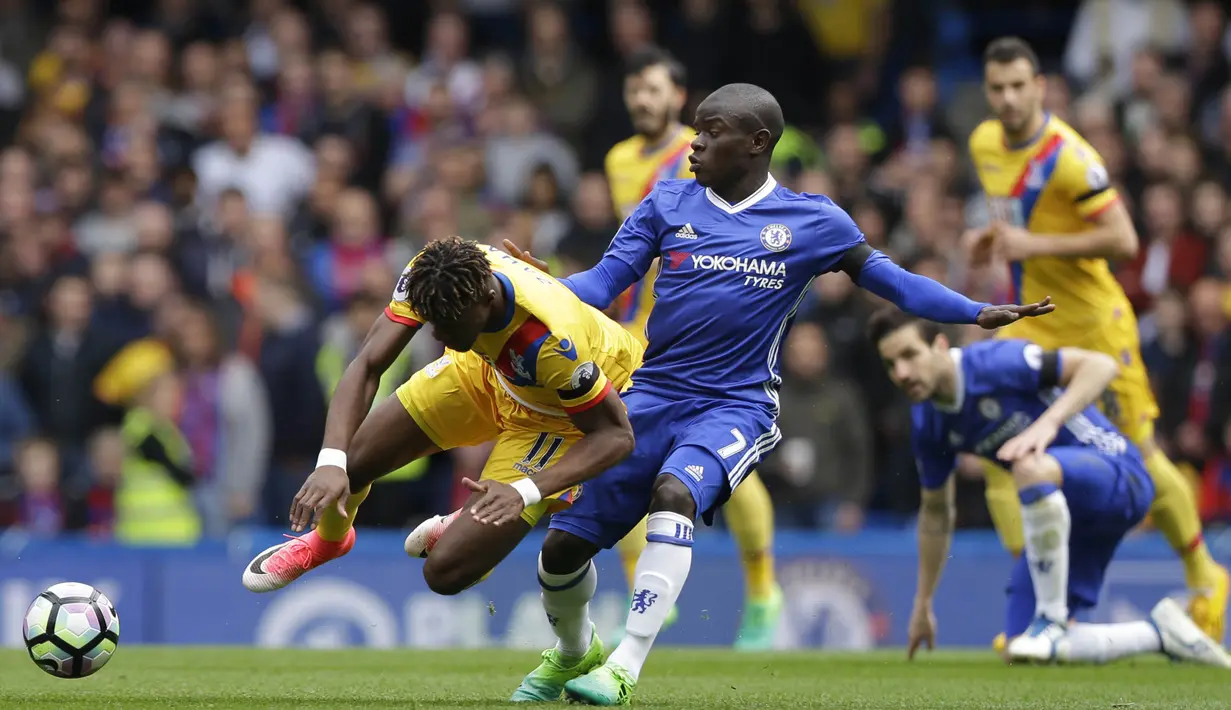 Gelandang Chelsea N'Golo Kante, merebut bola dari striker Crystal Palace, Wilfred Zaha. Namun sayang dari 17 kali kesempatan, anak asuhan Antonio Conte gagal mencetak banyak gol ke gawang Palace. (AP/Alastair Grant)