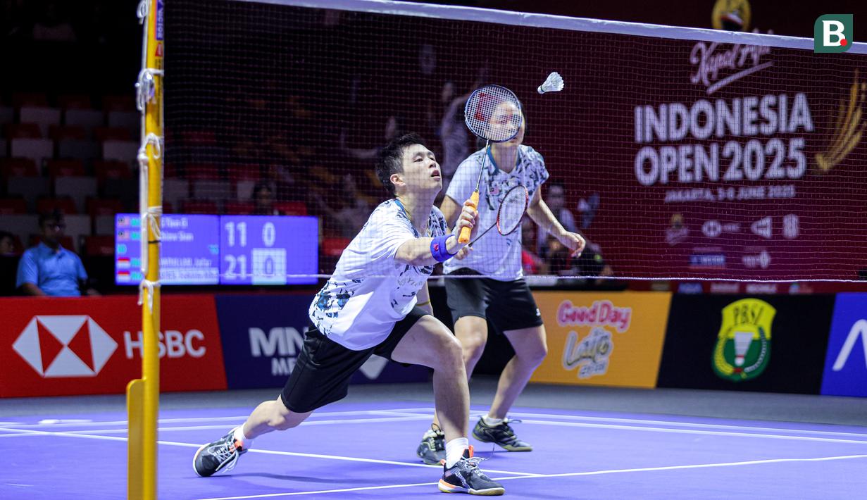 <p>Pebulu tangkis ganda campuran Malaysia, Wong Tien Ci/Lim Chiew Sien berusaha mengembalikan kok ke arah pasangan Indonesia, Felisha Alberta Pasaribu/Jafar Hidayatullah dalam laga 32 besar Indonesia Open 2025 di Istora Senayan, Jakarta, Selasa (03/06/2025). (Bola.com/Bagaskara Lazuardi)</p>