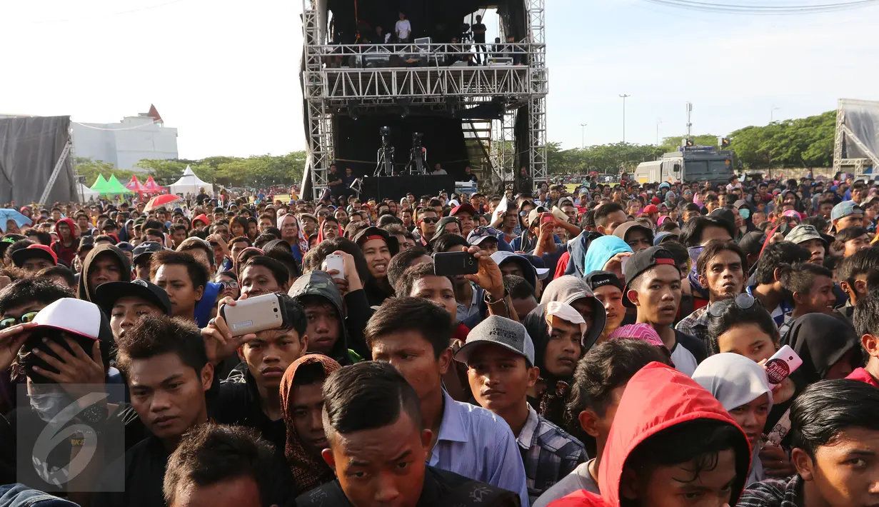 Para pengunjung sudah memadati pantai carnaval ancol, Jakarta, kamis (31/12/2015). Perayaan Tahun Baru, SCTV Siapkan Konser Move On Party 2016 live pada jam 21.00. (Liputan6.com/Herman Zakharia)