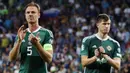 Pemain Timnas Irlandia Utara, Jonny Evans (kiri), memberikan penghargaan kepada suporter setelah pertandingan kualifikasi Euro 2024 melawan Slovenia di Stozice stadium, Ljubljana, Slovenia, Jumat (8/9/2023). (X/@NorthernIreland)