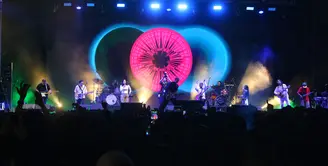 Barasuara x Efek Rumah Kaca di hari pertama The Sounds Project 2024, Jumat (9/8). [Foto: Adrian Putra/Fimela]