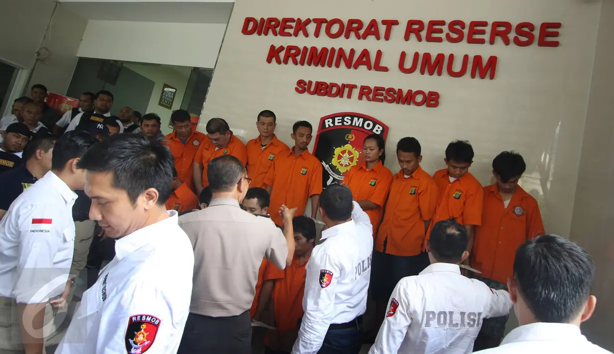 Sejumlah tersangka yang dihadirkan dalam rilis di Polda Metro Jaya, Jakarta, Jumat (17/2). Resmob Ditreskrimum Polda Metro Jaya berhasil mengungkap empat kasus berbeda. (Liputan6.com/Immanuel Antonius)
