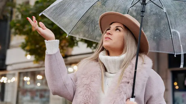 Tampil Stylish di Musim Penghujan dengan 6 Item Fashion Ini - Cover