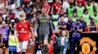 Kiper Fiorentina, David de Gea, berjalan memasuki lapangan Old Trafford saat uji coba kontra Manchester United, Sabtu (9/8/2025) malam WIB. (Nick Potts/PA via AP)
