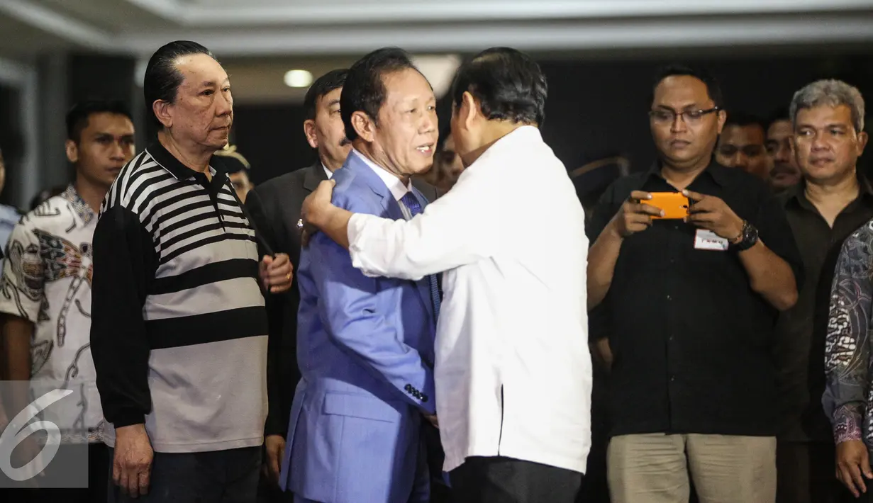 Kepala BIN, Sutiyoso berpelukan dengan Jaksa Agung HM Prasetyo saat mengantarkan Samadikun Hartono di Bandara Halim Perdana Kusuma, Jakarta, Kamis (21/4/2016). (Liputan6.com/Faizal Fanani)